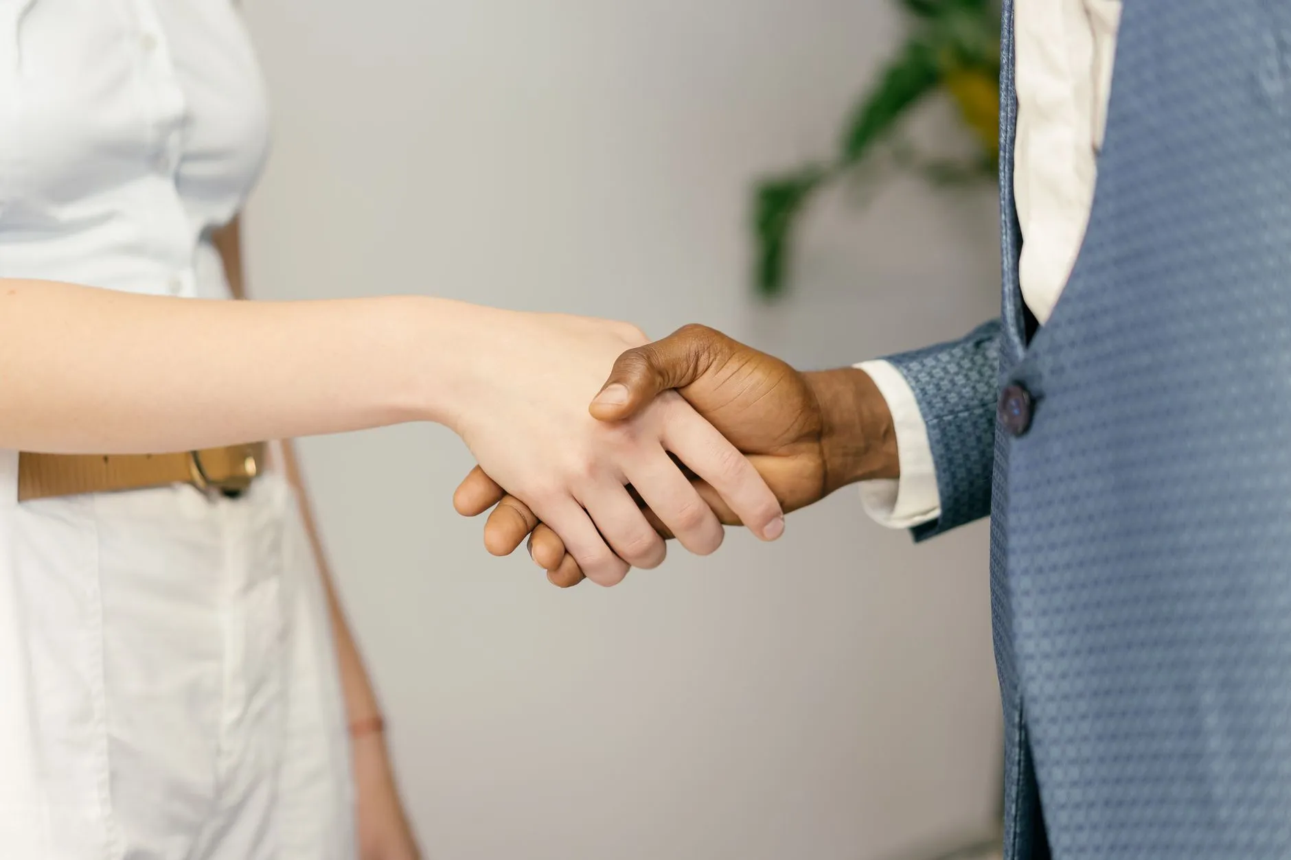 企业活动策划方案对比：泰安勤德一站式服务与自办活动成本分析